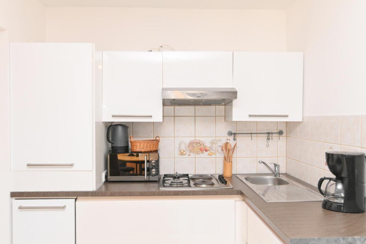 Apartments Basic Sveti Anton 88 Malinska Kültér fotó