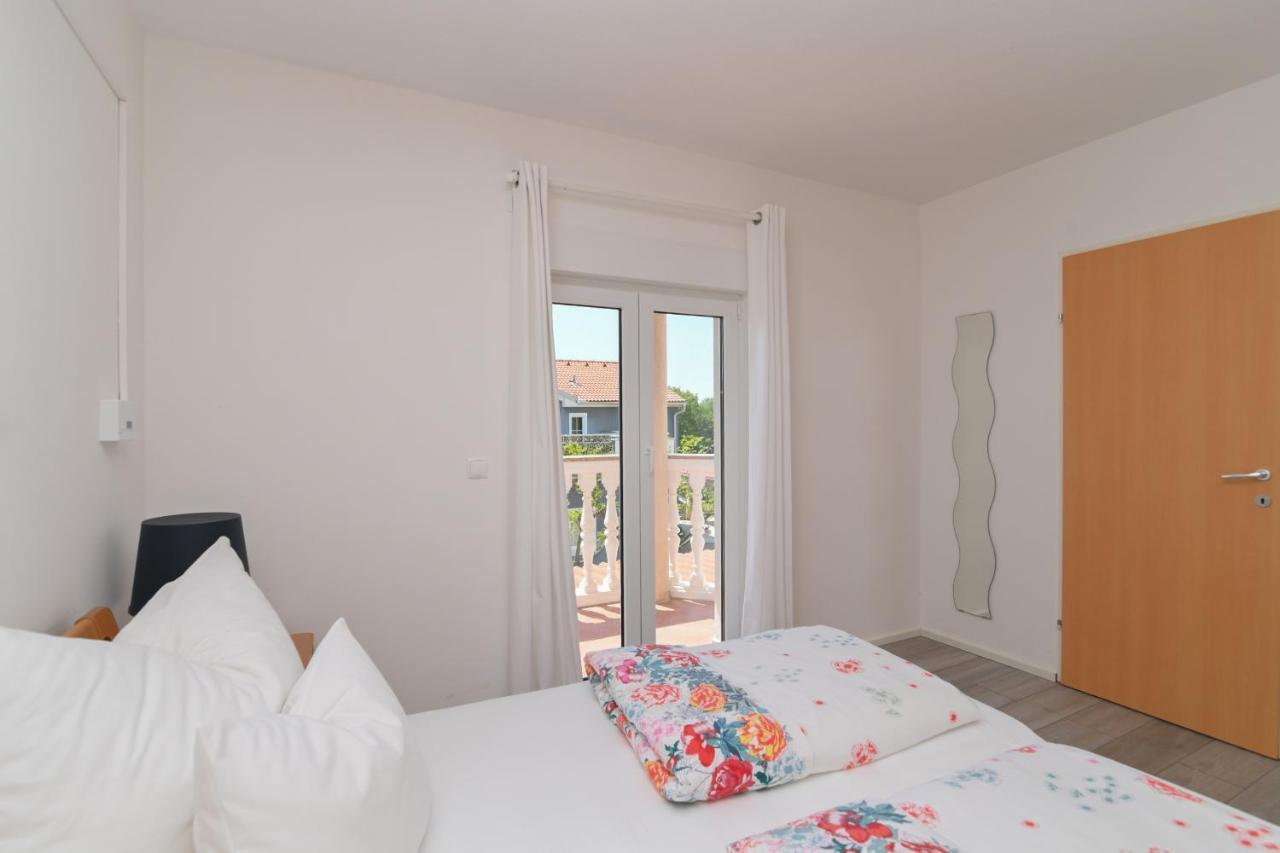 Apartments Basic Sveti Anton 88 Malinska Kültér fotó